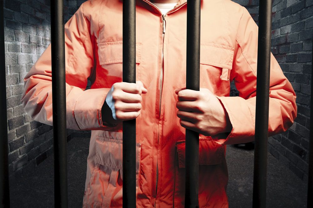 罪犯刑满释放，监狱放人，是当天放还是提前一天放
